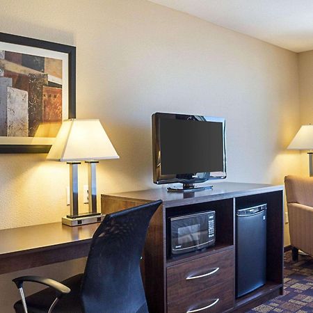 Quality Inn & Suites Minot Bagian luar foto