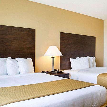 Quality Inn & Suites Minot Bagian luar foto