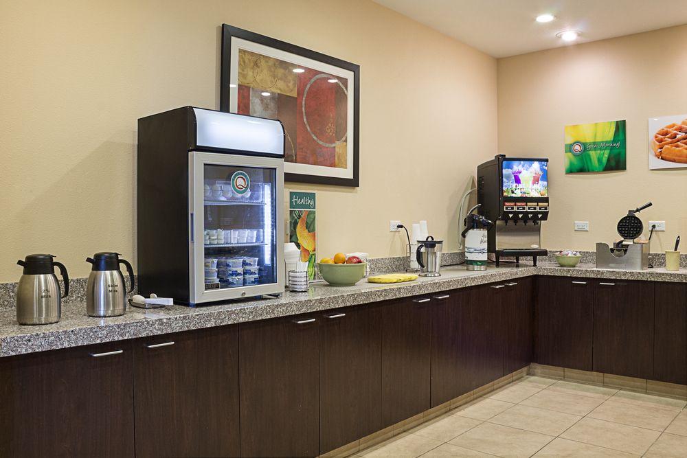 Quality Inn & Suites Minot Bagian luar foto