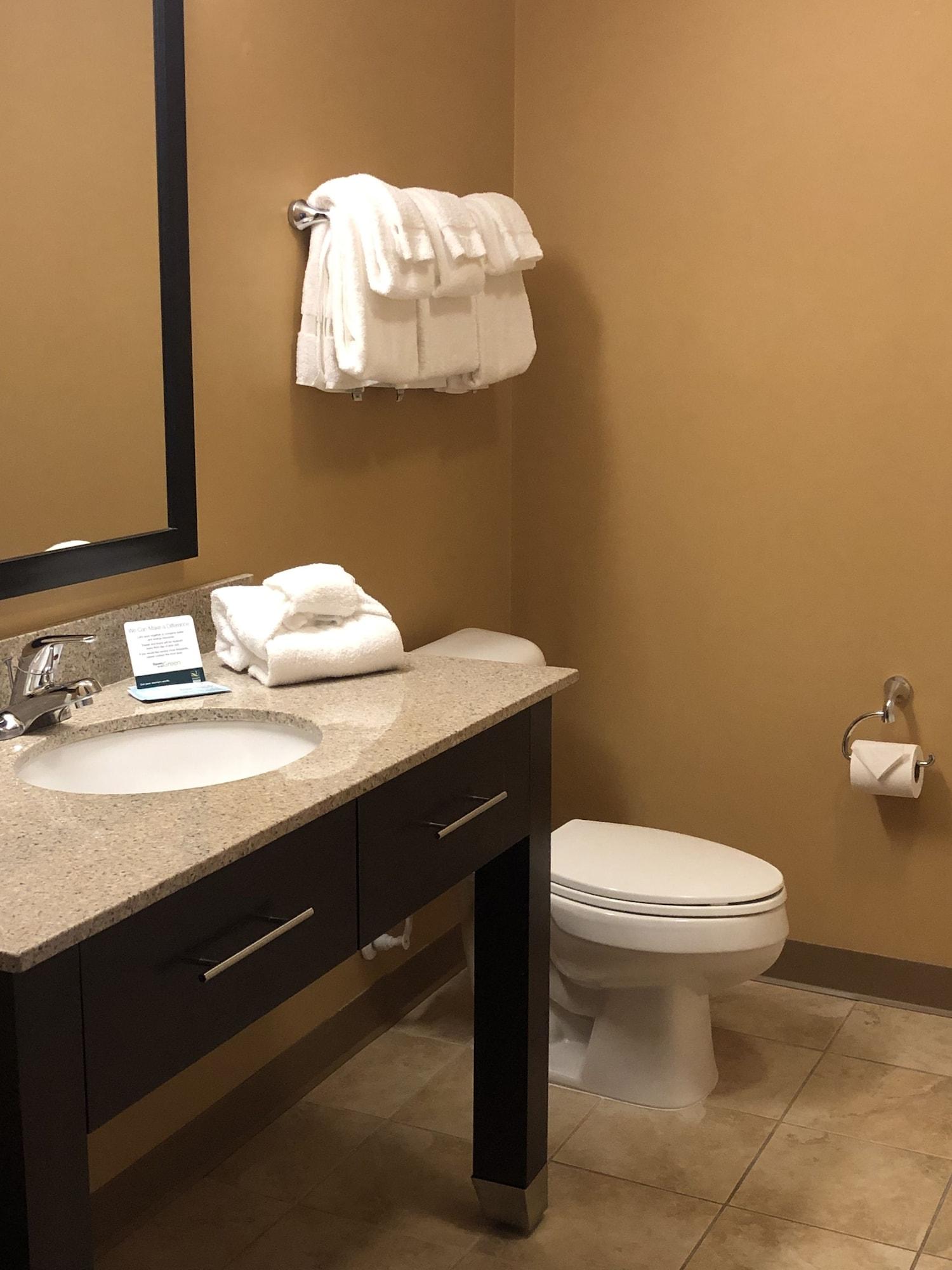 Quality Inn & Suites Minot Bagian luar foto