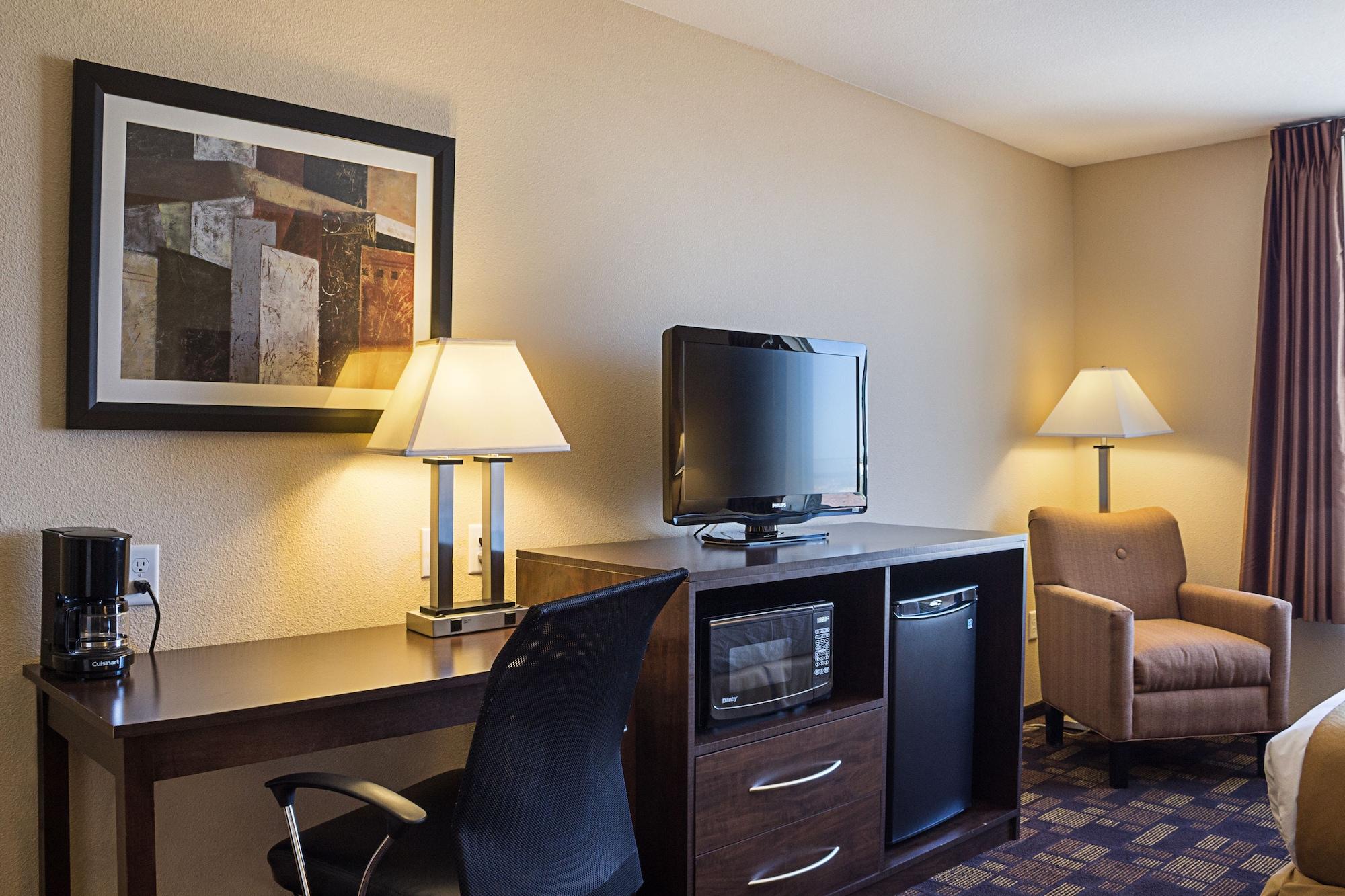 Quality Inn & Suites Minot Bagian luar foto