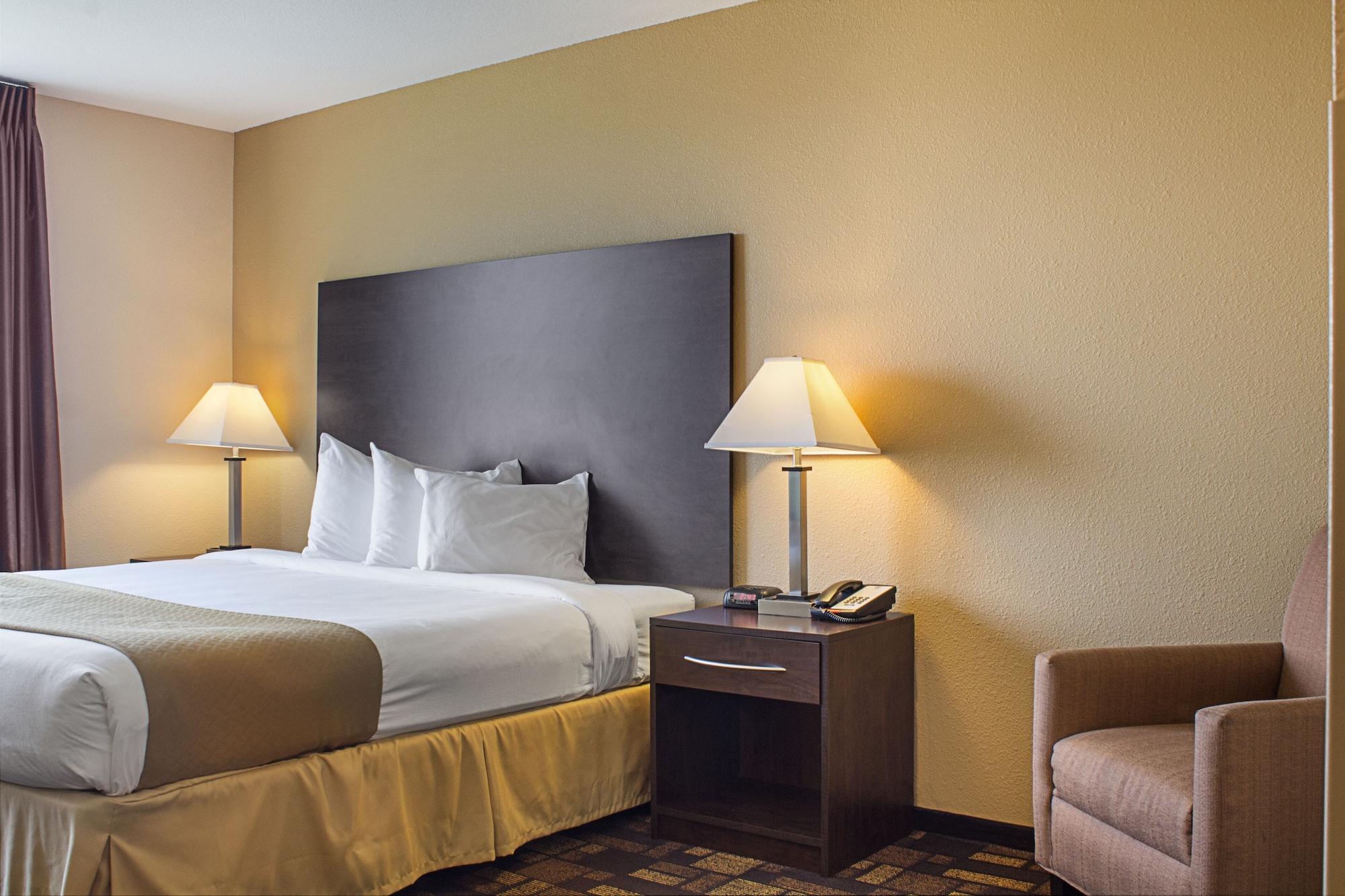 Quality Inn & Suites Minot Bagian luar foto