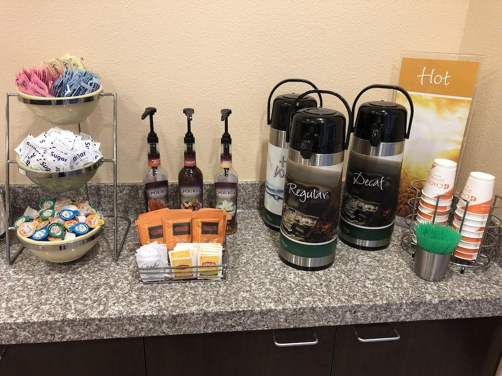 Quality Inn & Suites Minot Bagian luar foto
