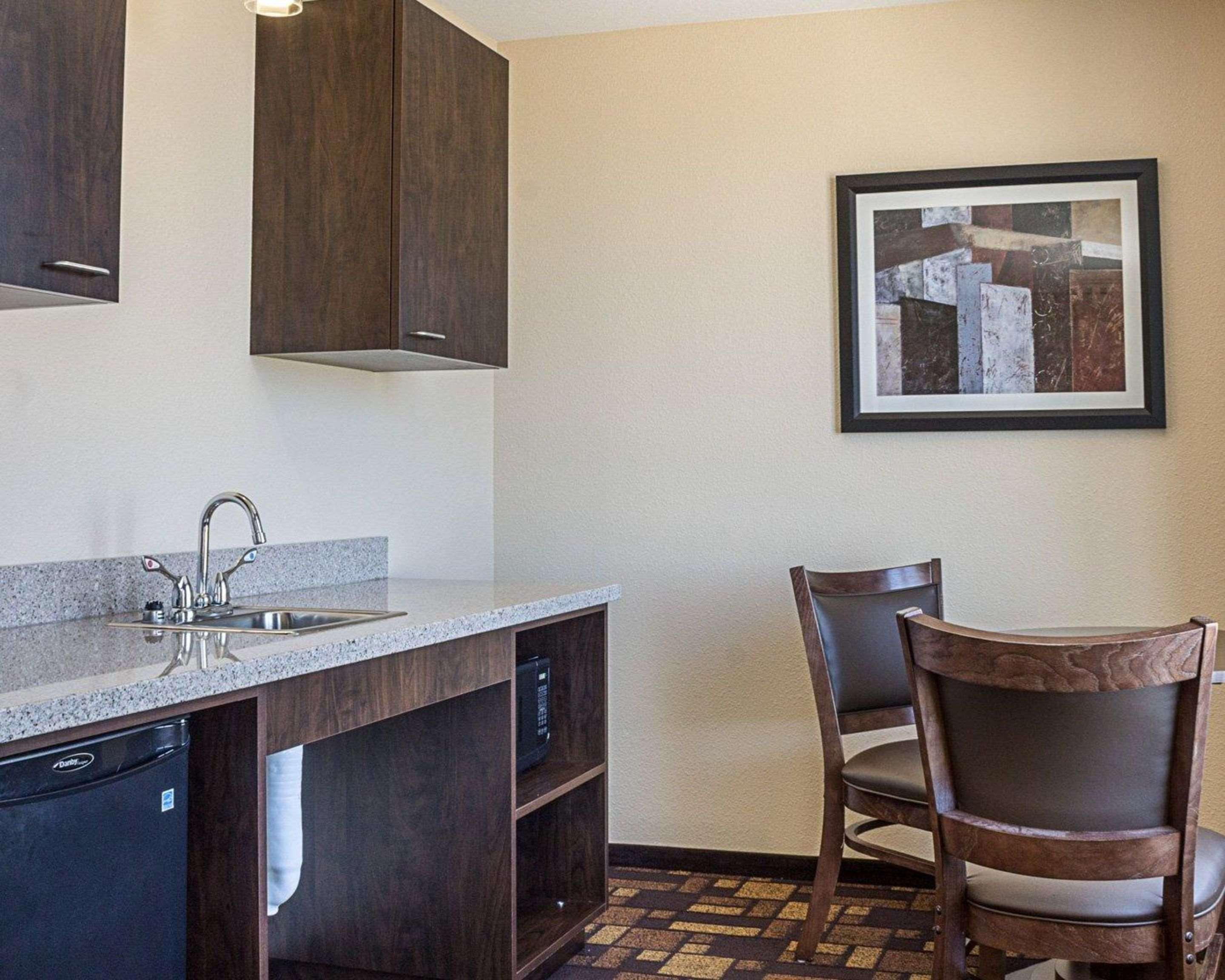 Quality Inn & Suites Minot Bagian luar foto