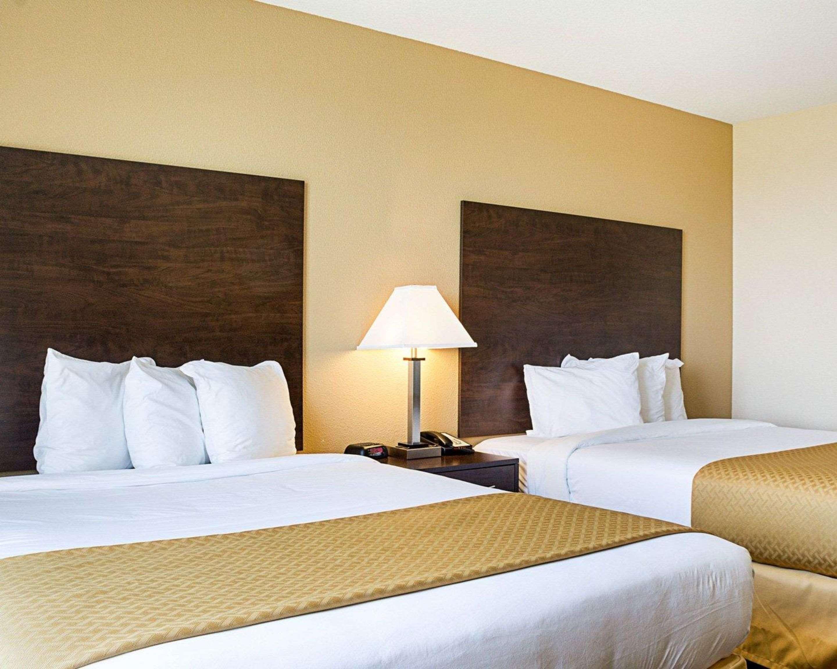 Quality Inn & Suites Minot Bagian luar foto