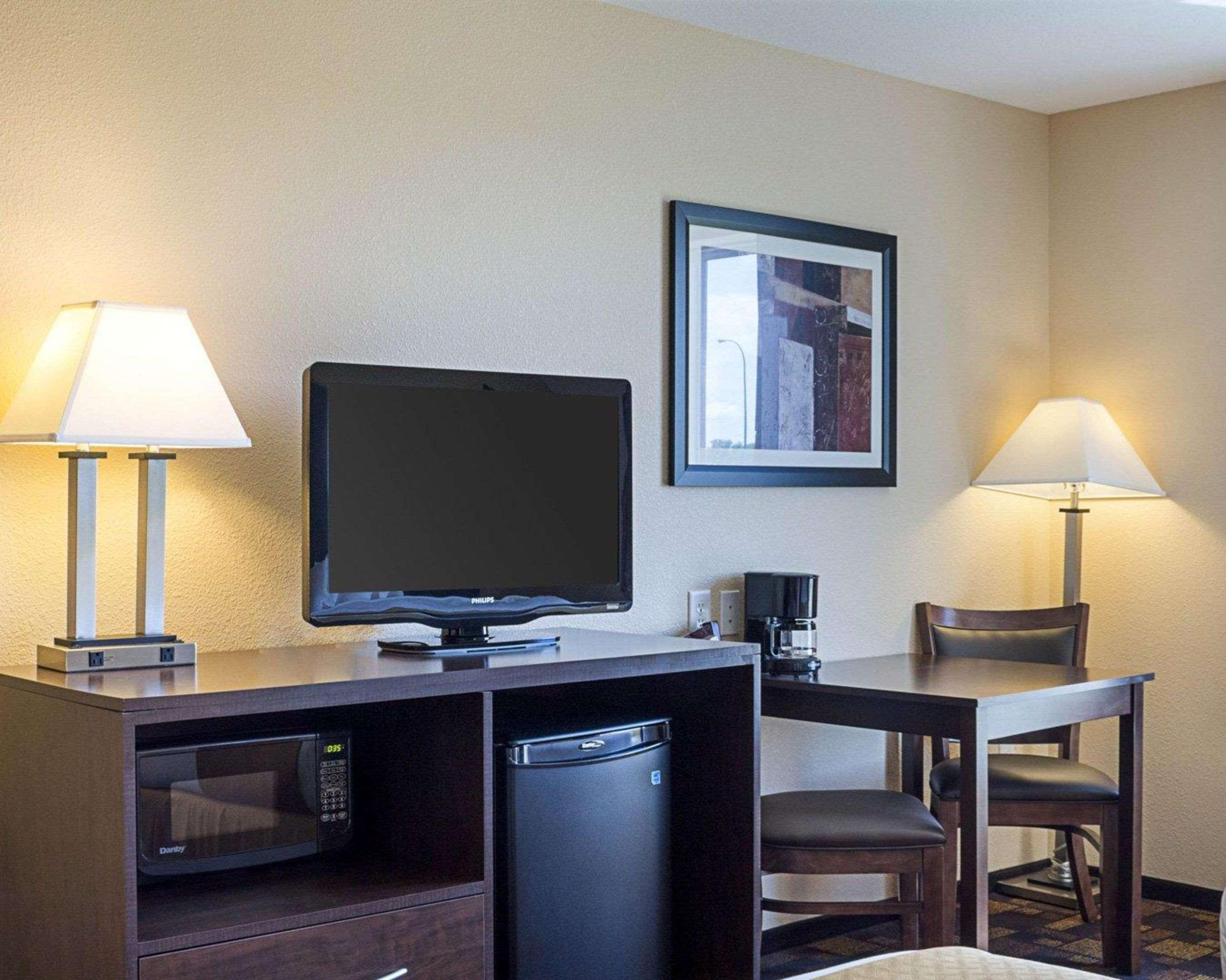 Quality Inn & Suites Minot Bagian luar foto