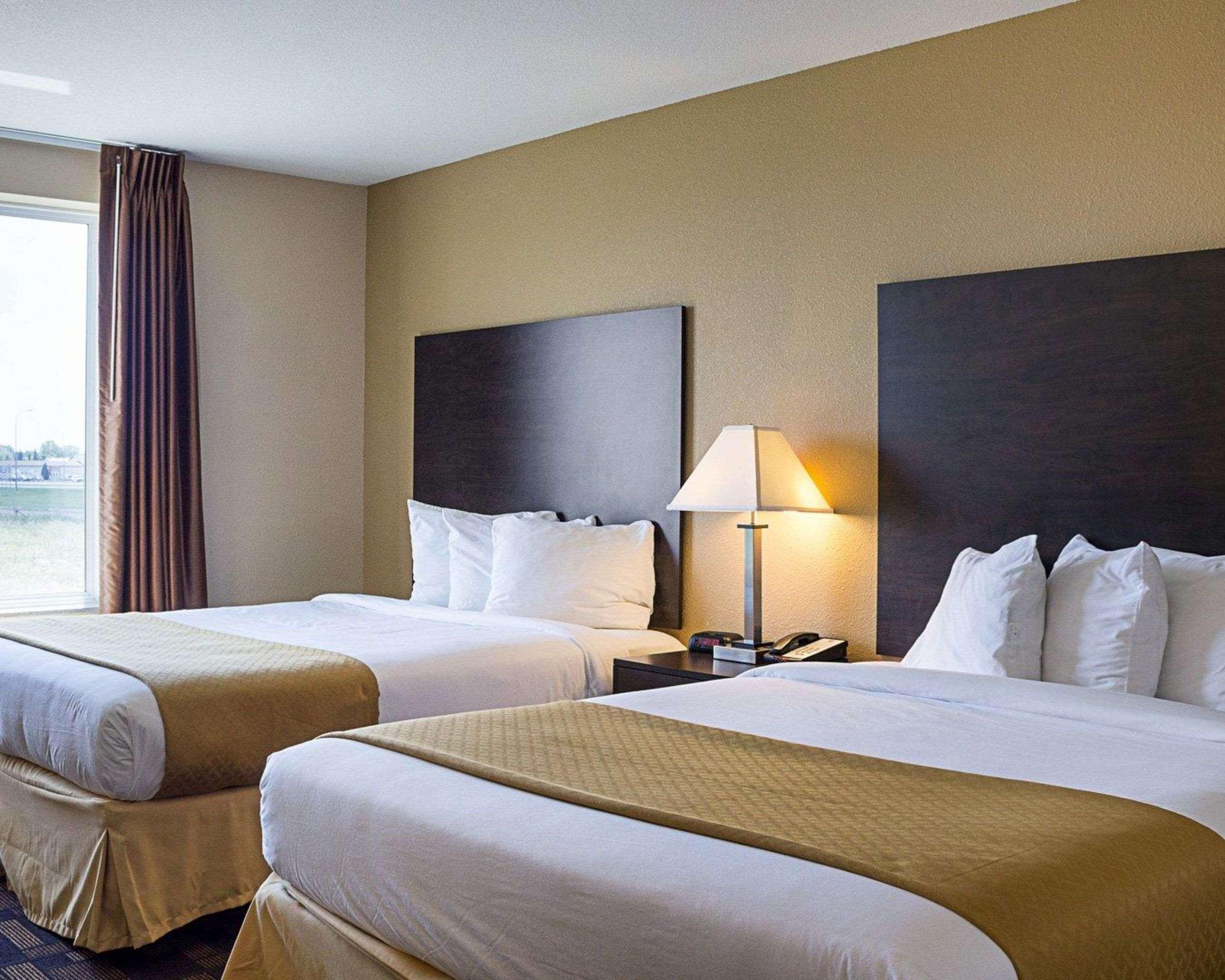 Quality Inn & Suites Minot Bagian luar foto