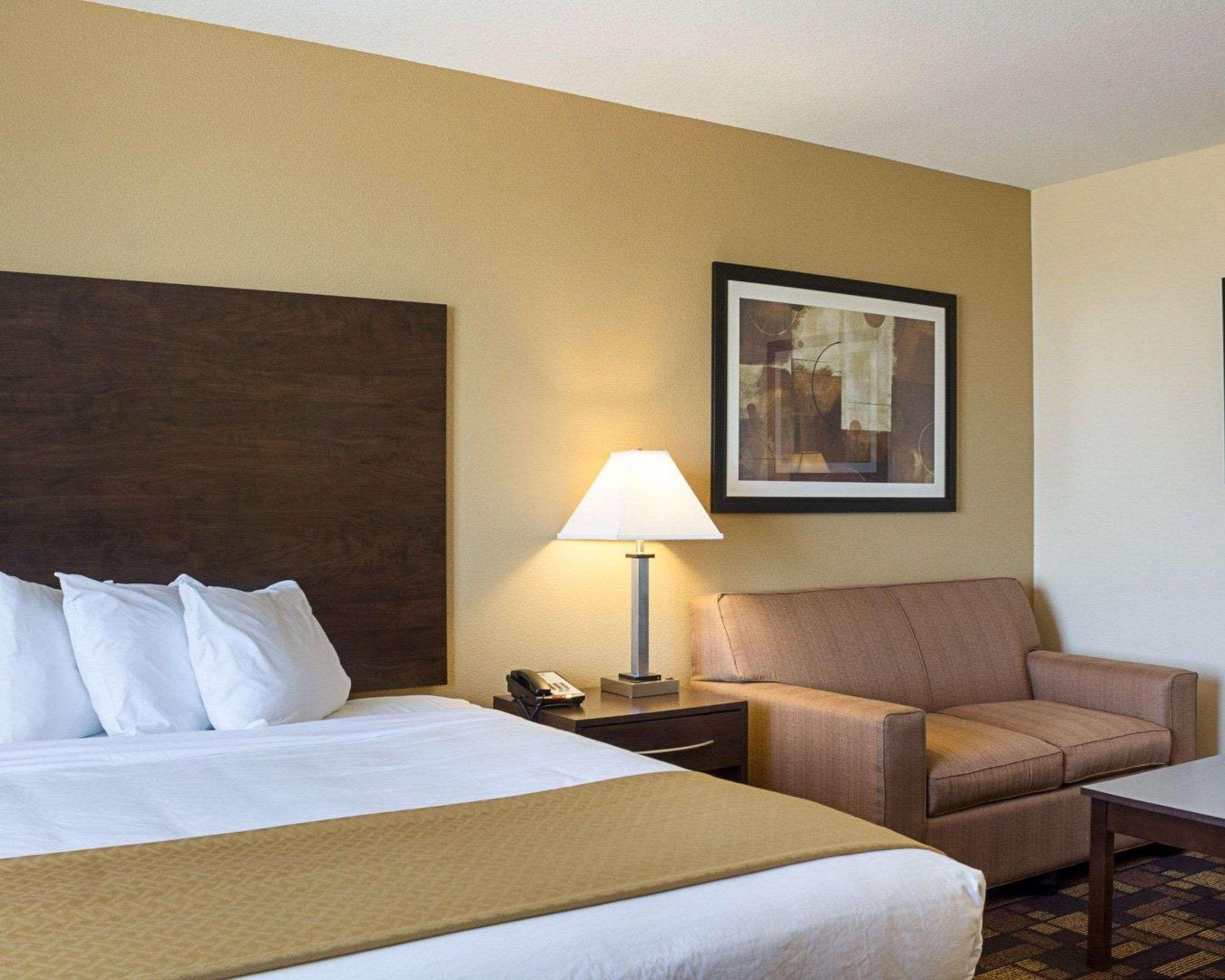 Quality Inn & Suites Minot Bagian luar foto