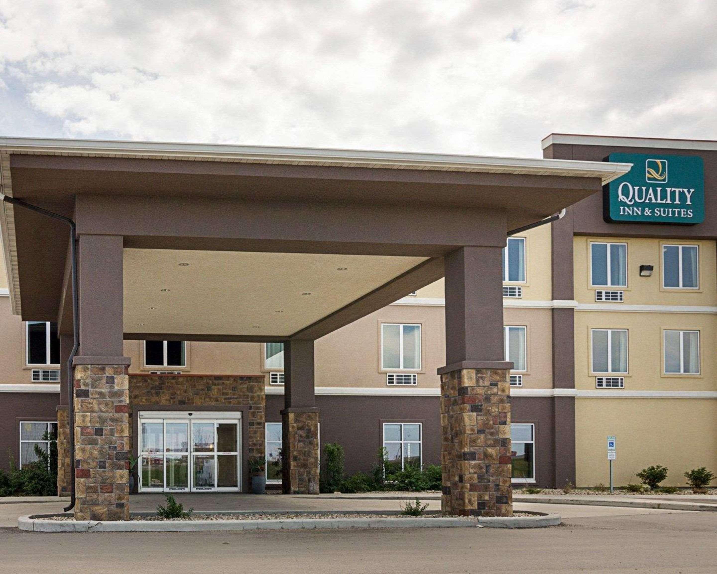 Quality Inn & Suites Minot Bagian luar foto