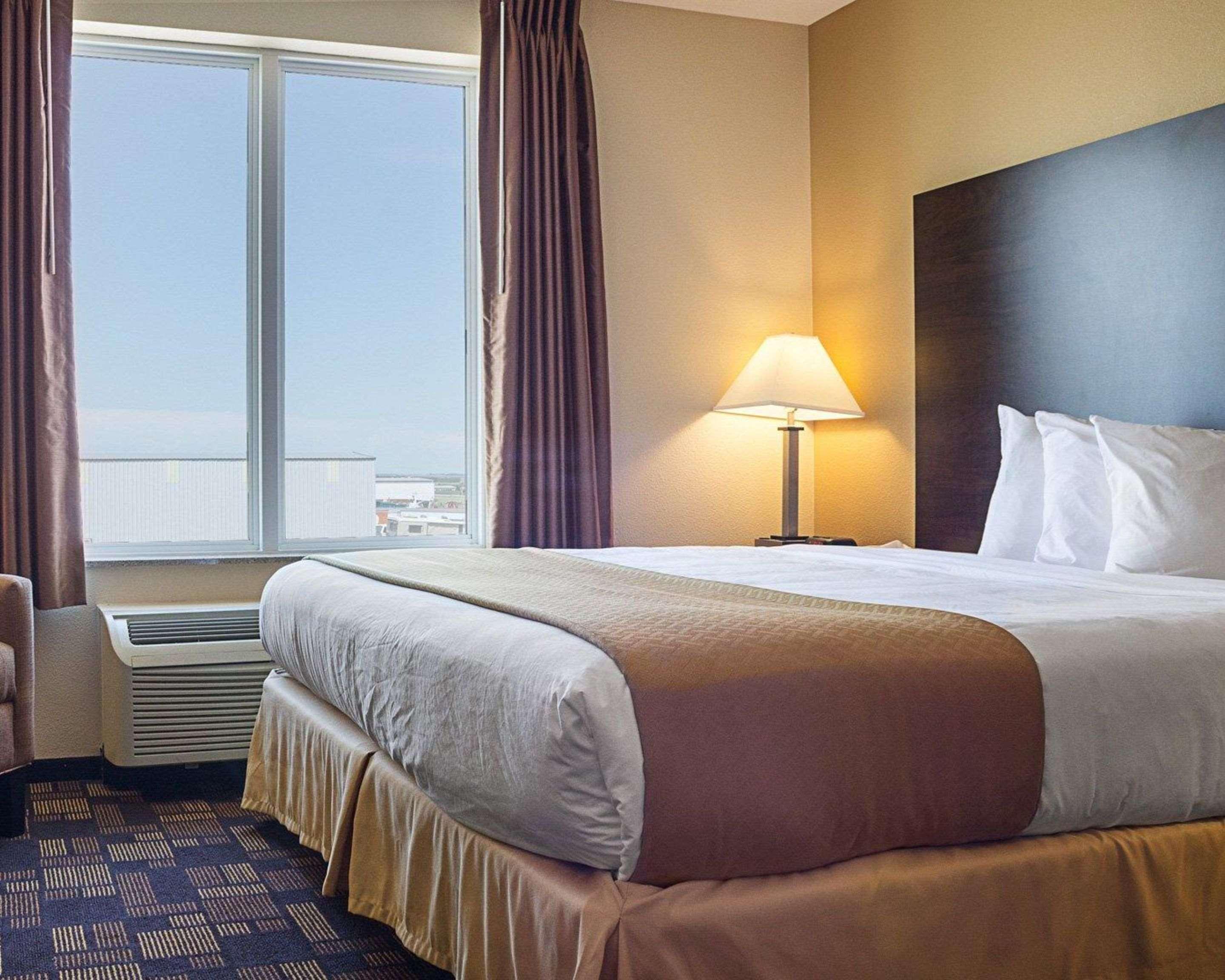 Quality Inn & Suites Minot Bagian luar foto
