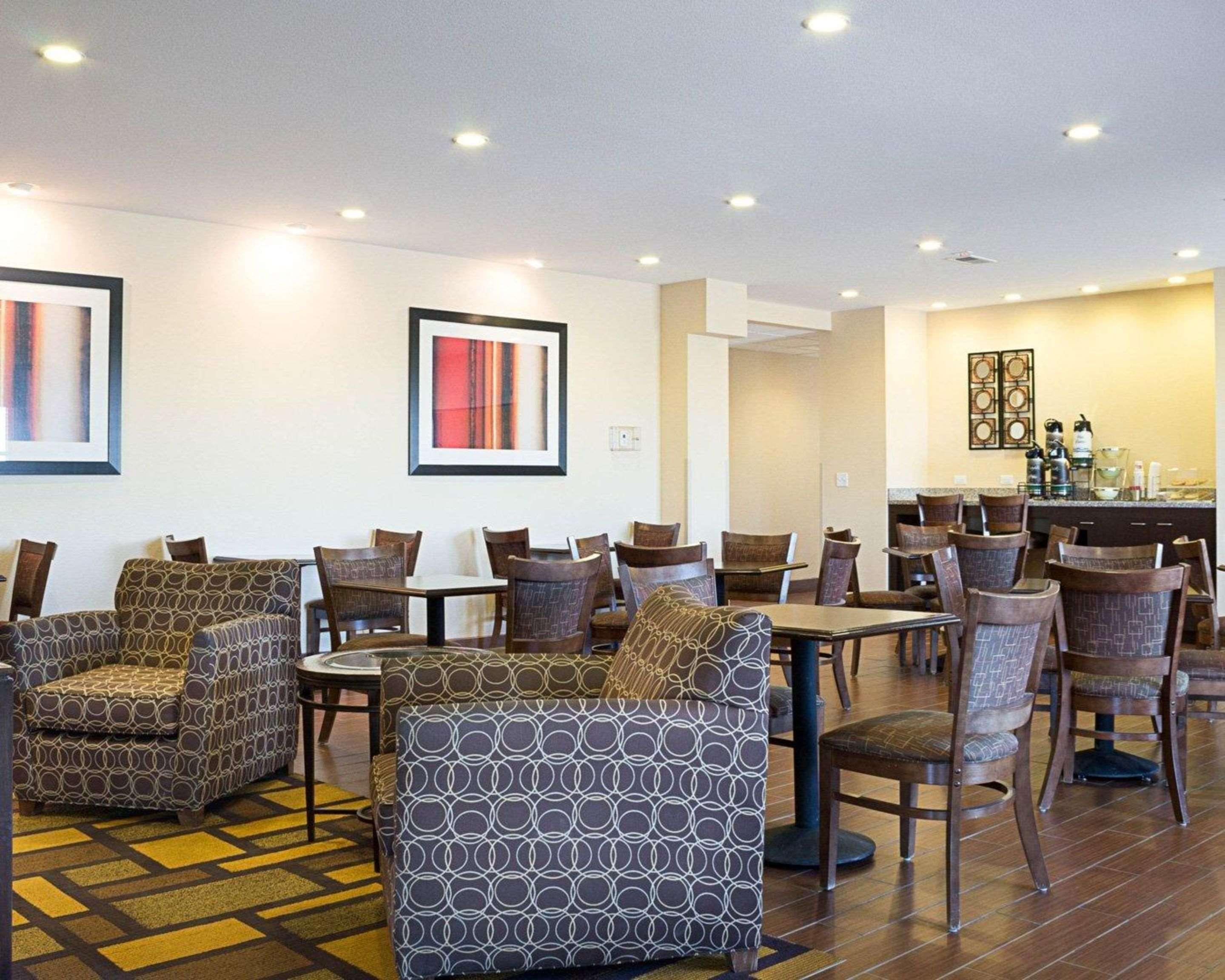 Quality Inn & Suites Minot Bagian luar foto