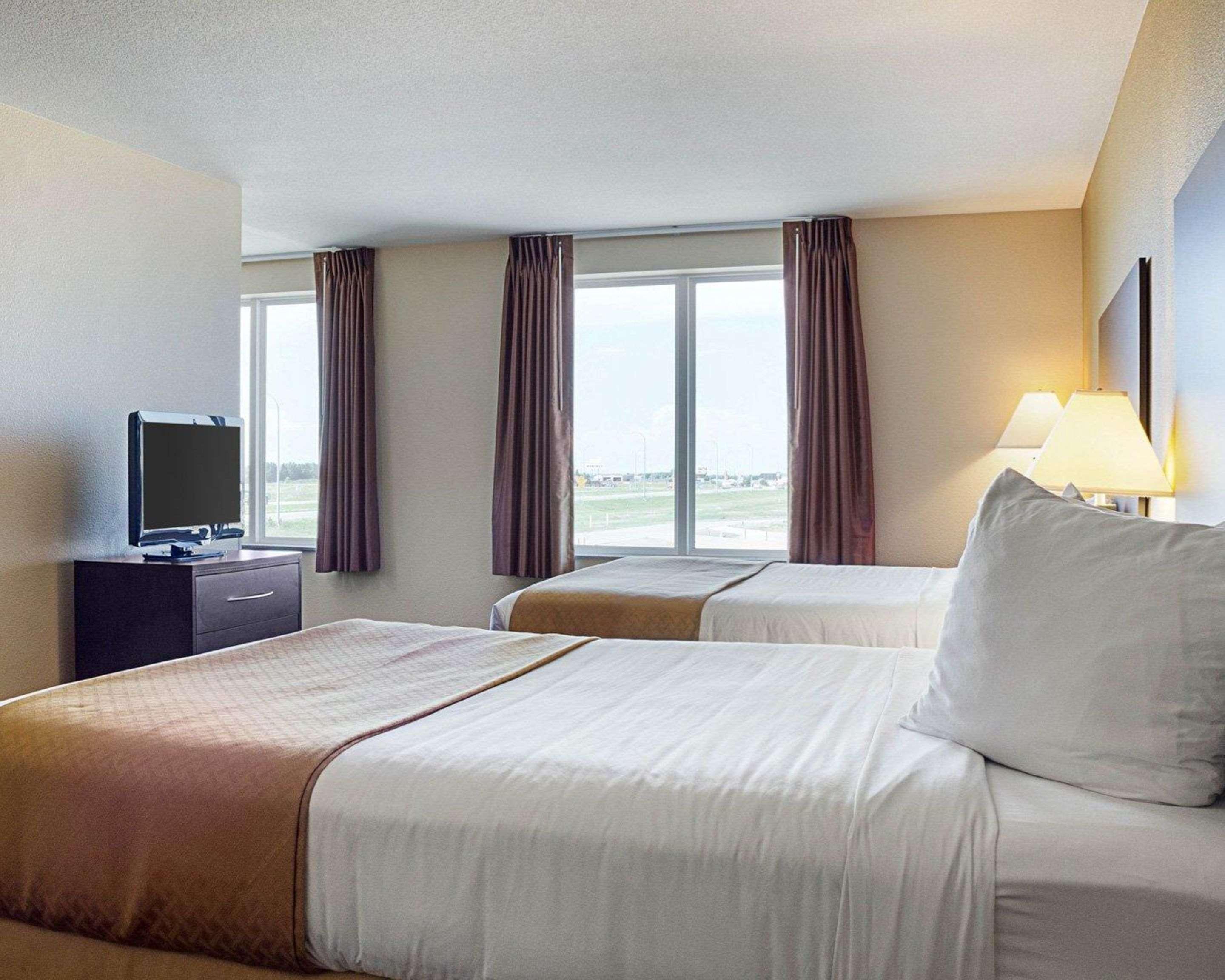 Quality Inn & Suites Minot Bagian luar foto