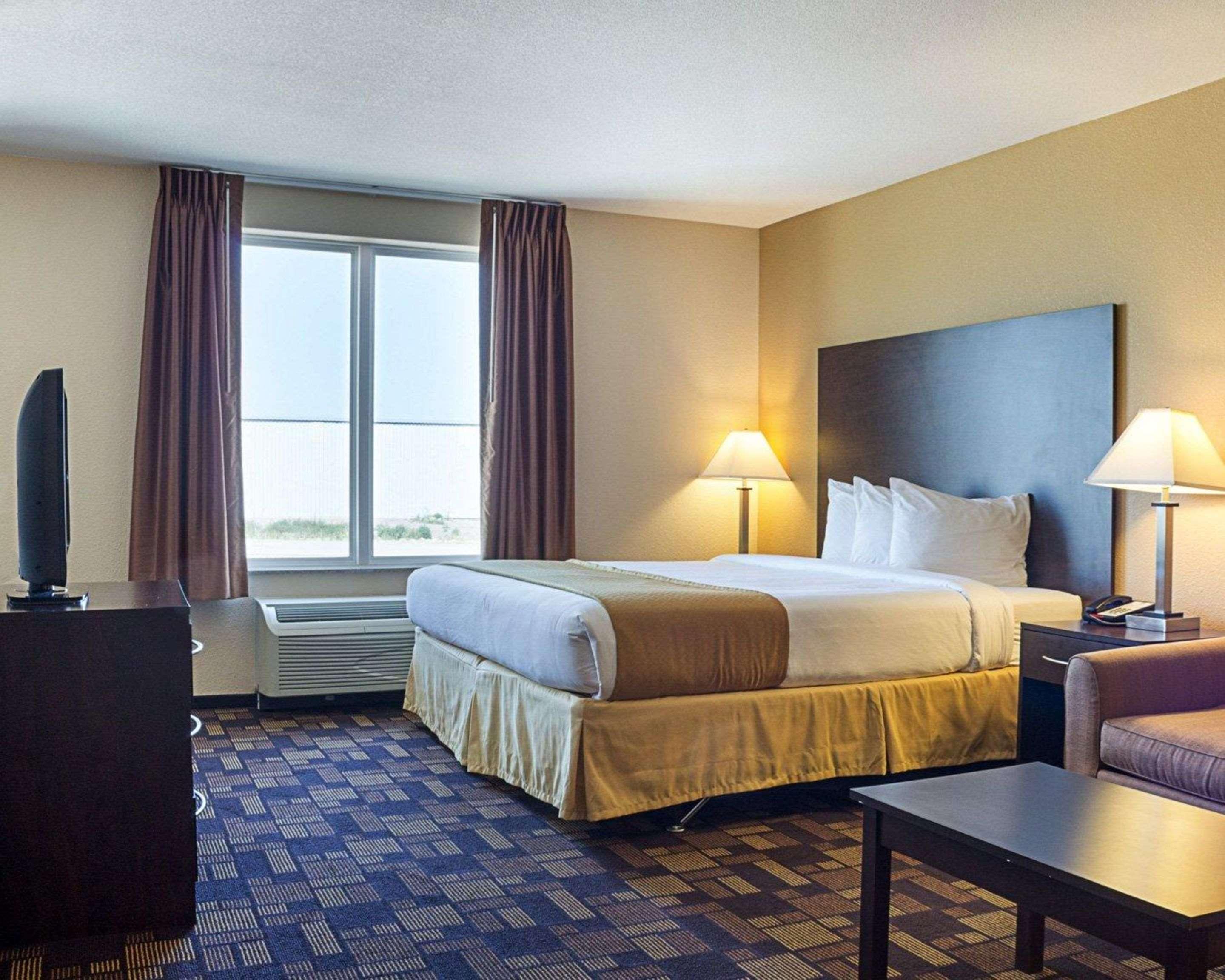 Quality Inn & Suites Minot Bagian luar foto