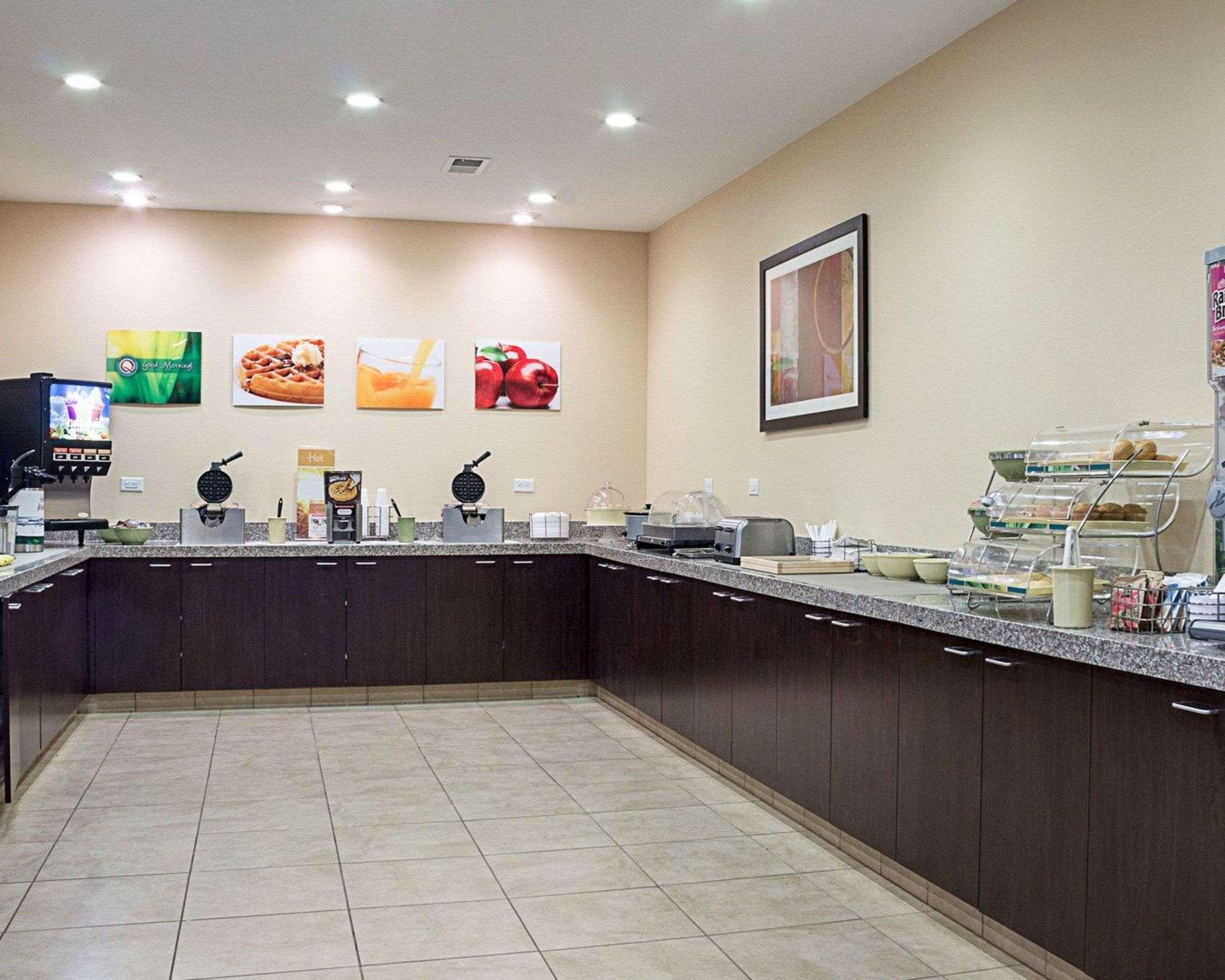 Quality Inn & Suites Minot Bagian luar foto