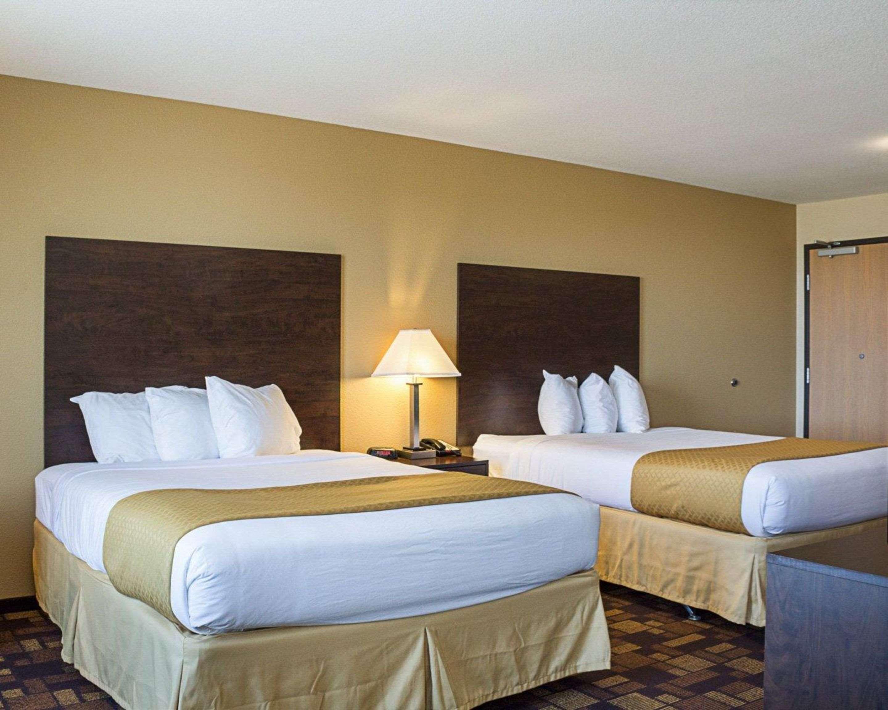 Quality Inn & Suites Minot Bagian luar foto