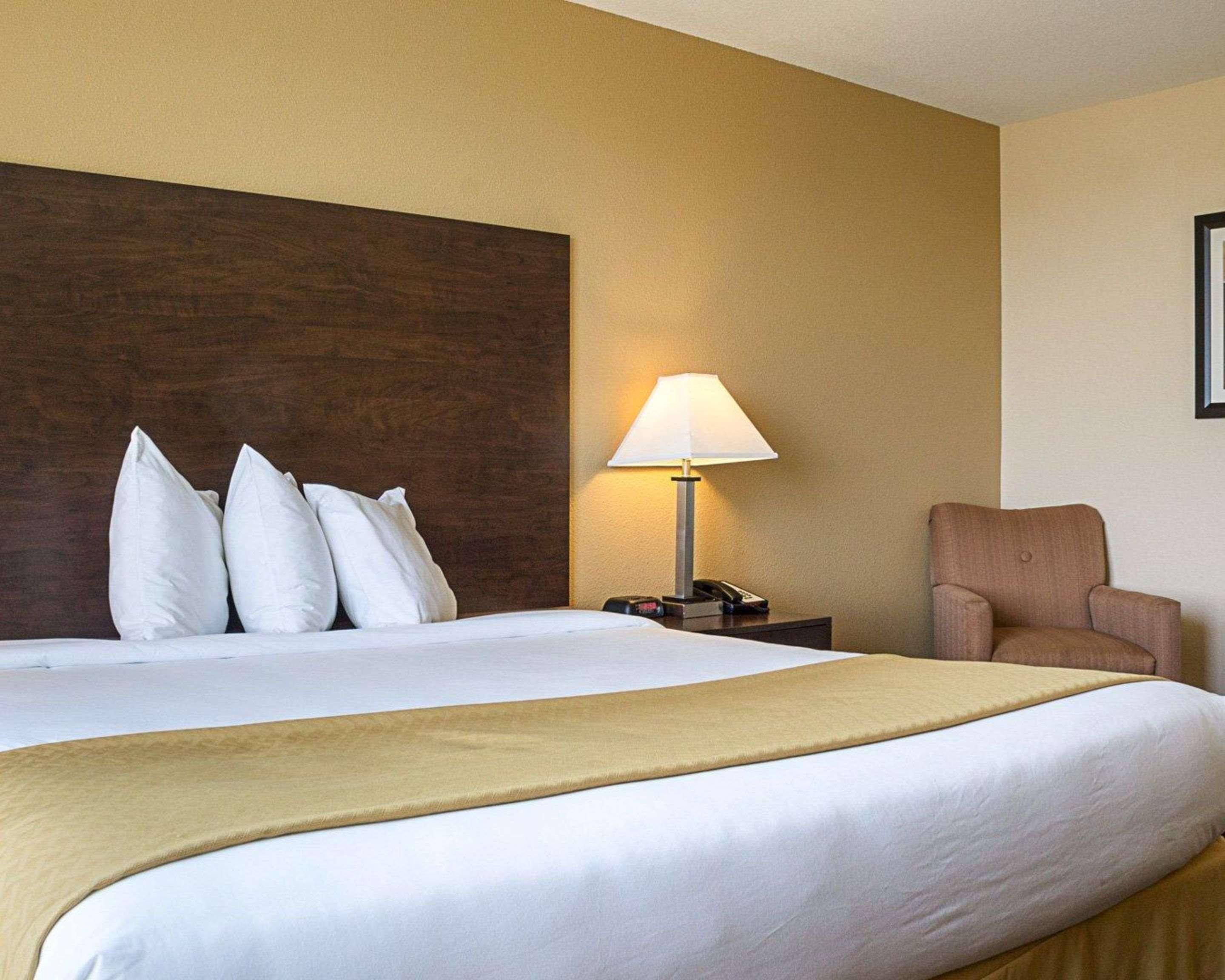 Quality Inn & Suites Minot Bagian luar foto