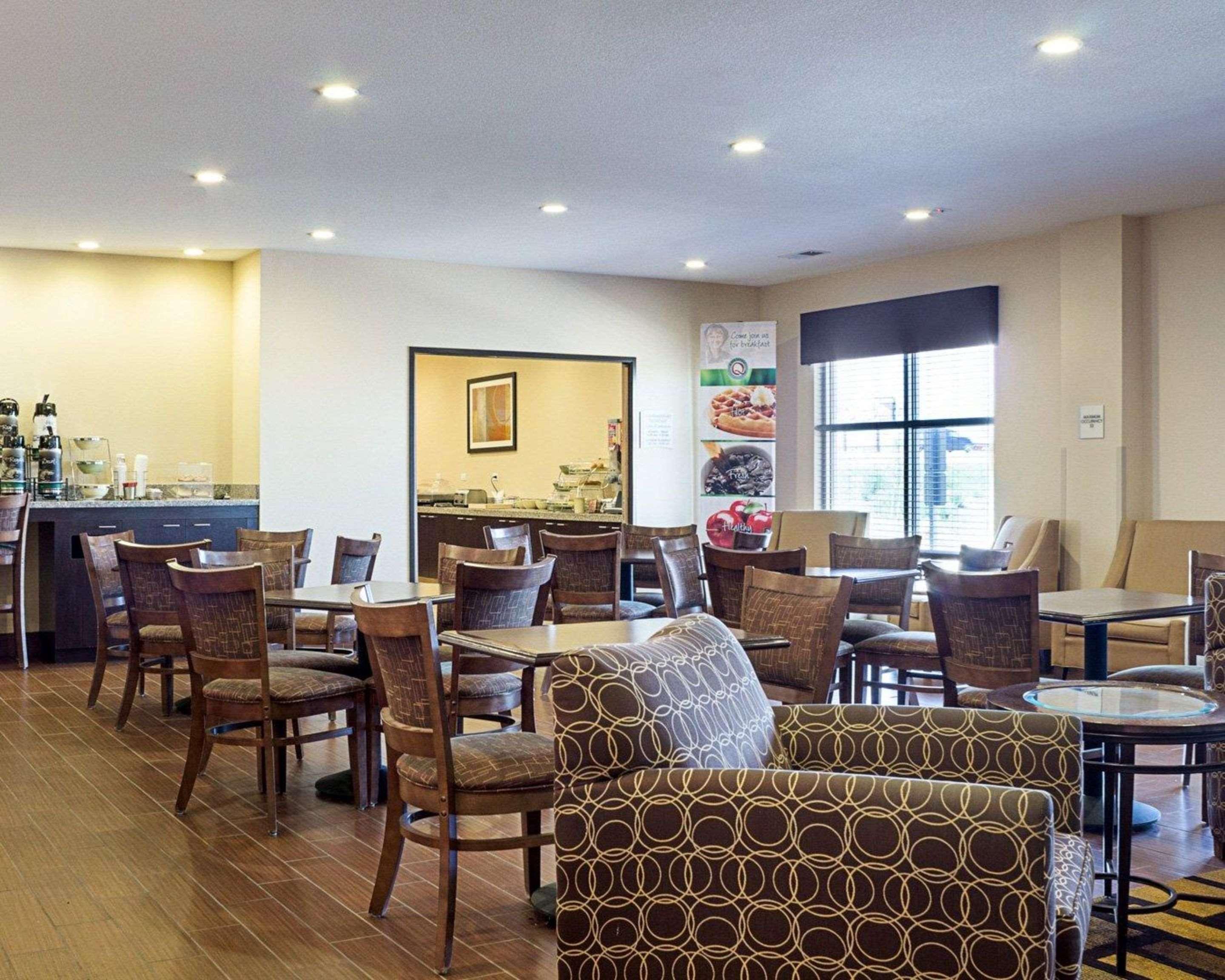 Quality Inn & Suites Minot Bagian luar foto