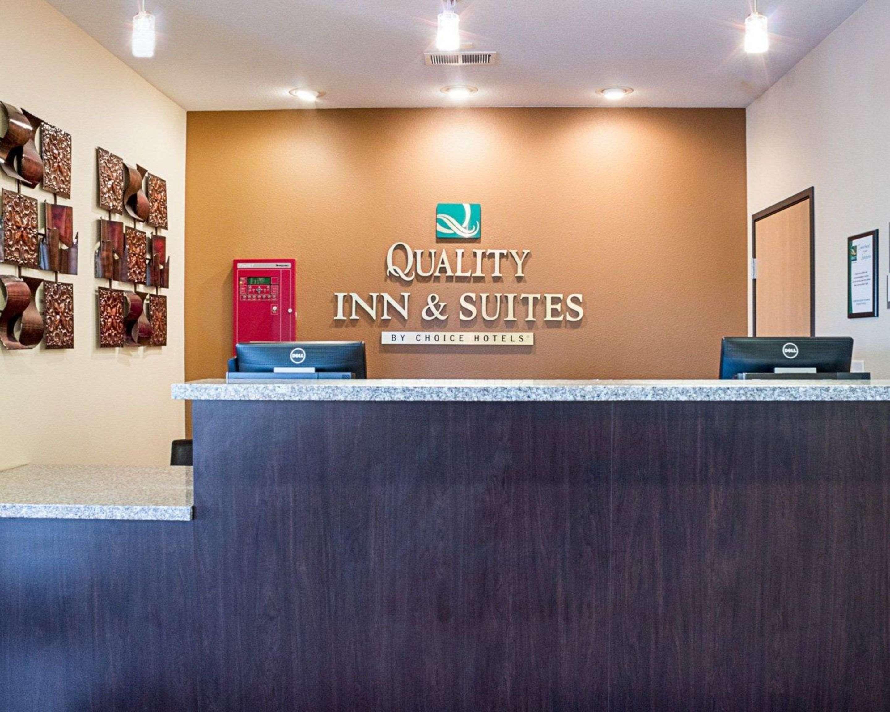 Quality Inn & Suites Minot Bagian luar foto