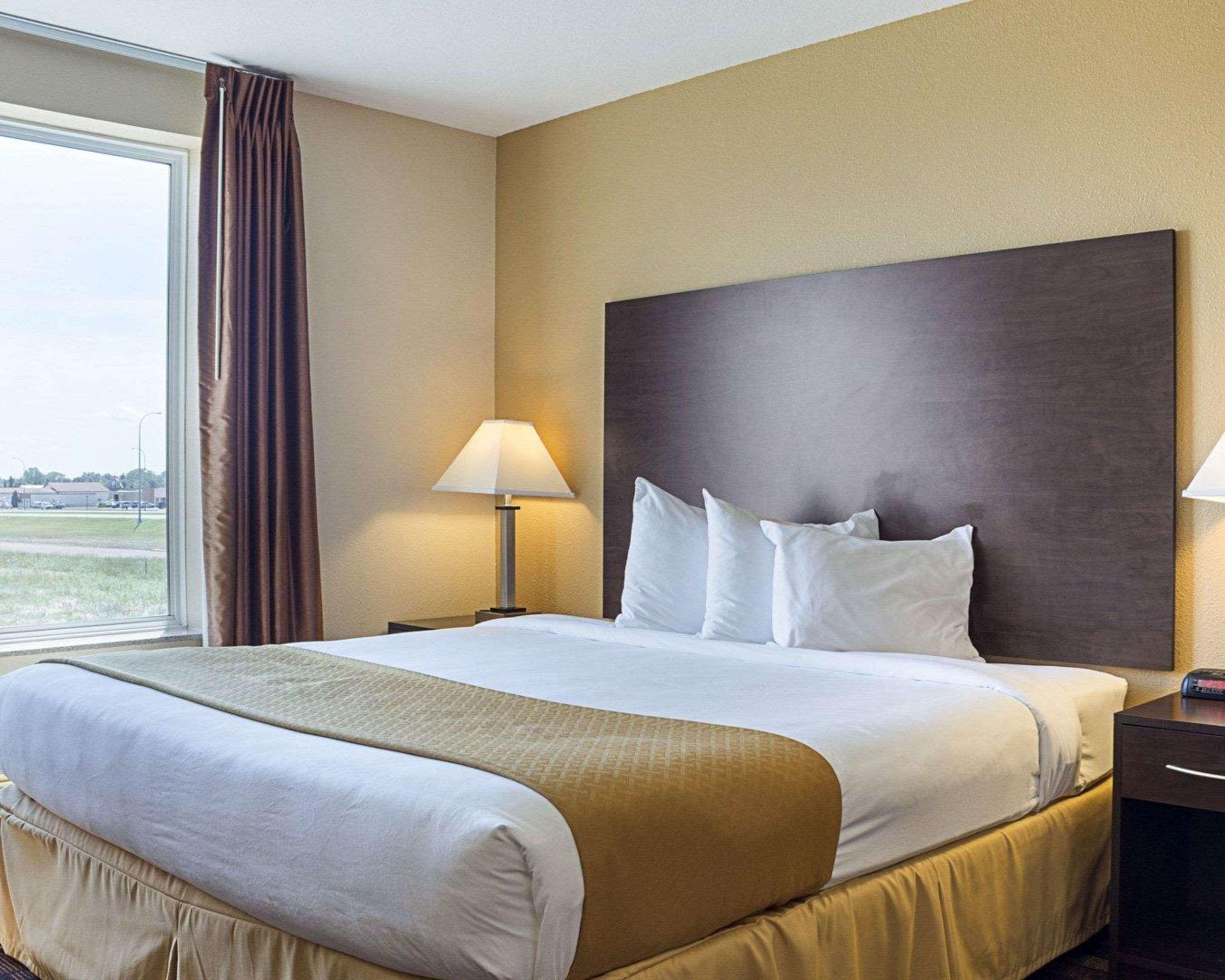 Quality Inn & Suites Minot Bagian luar foto