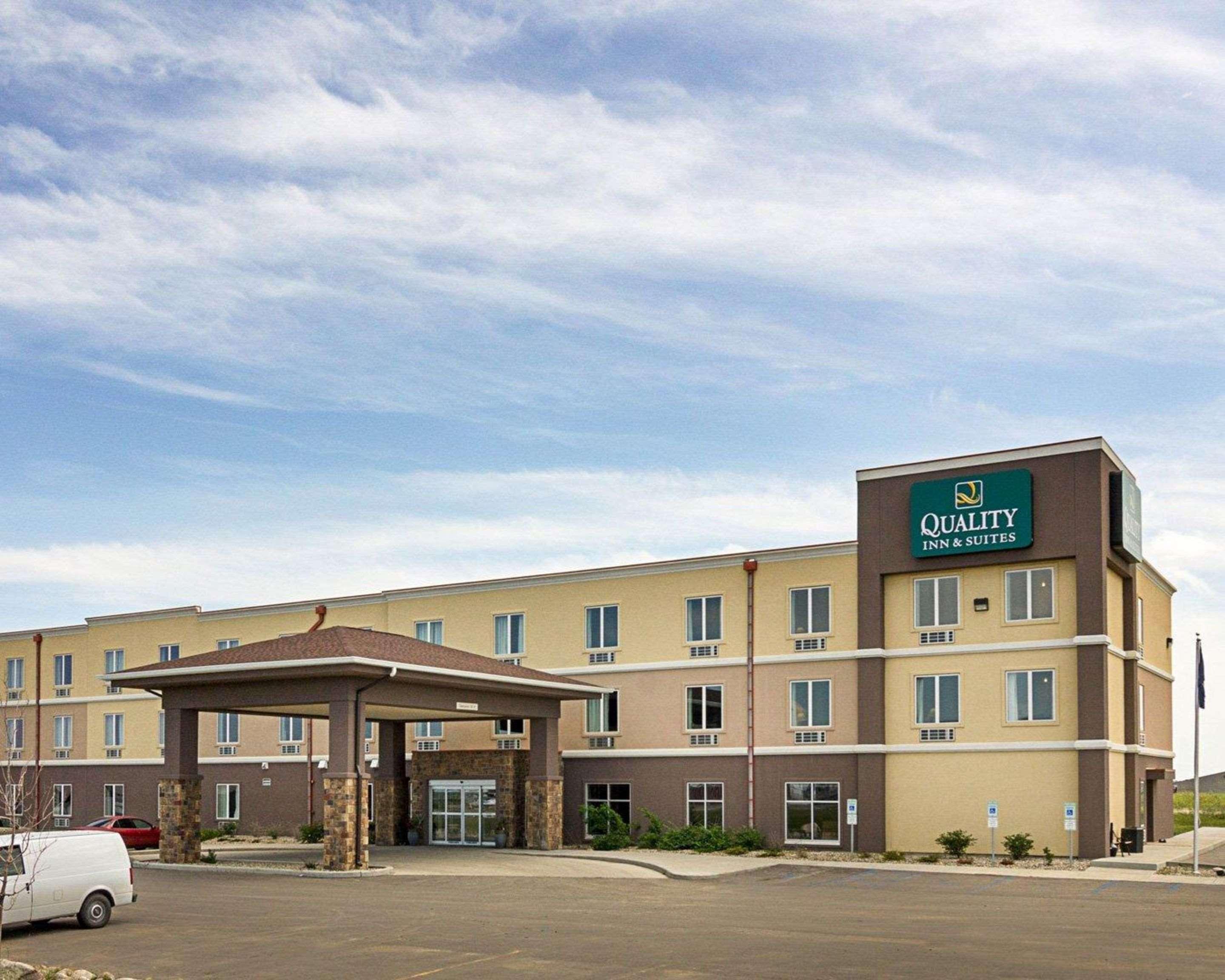 Quality Inn & Suites Minot Bagian luar foto