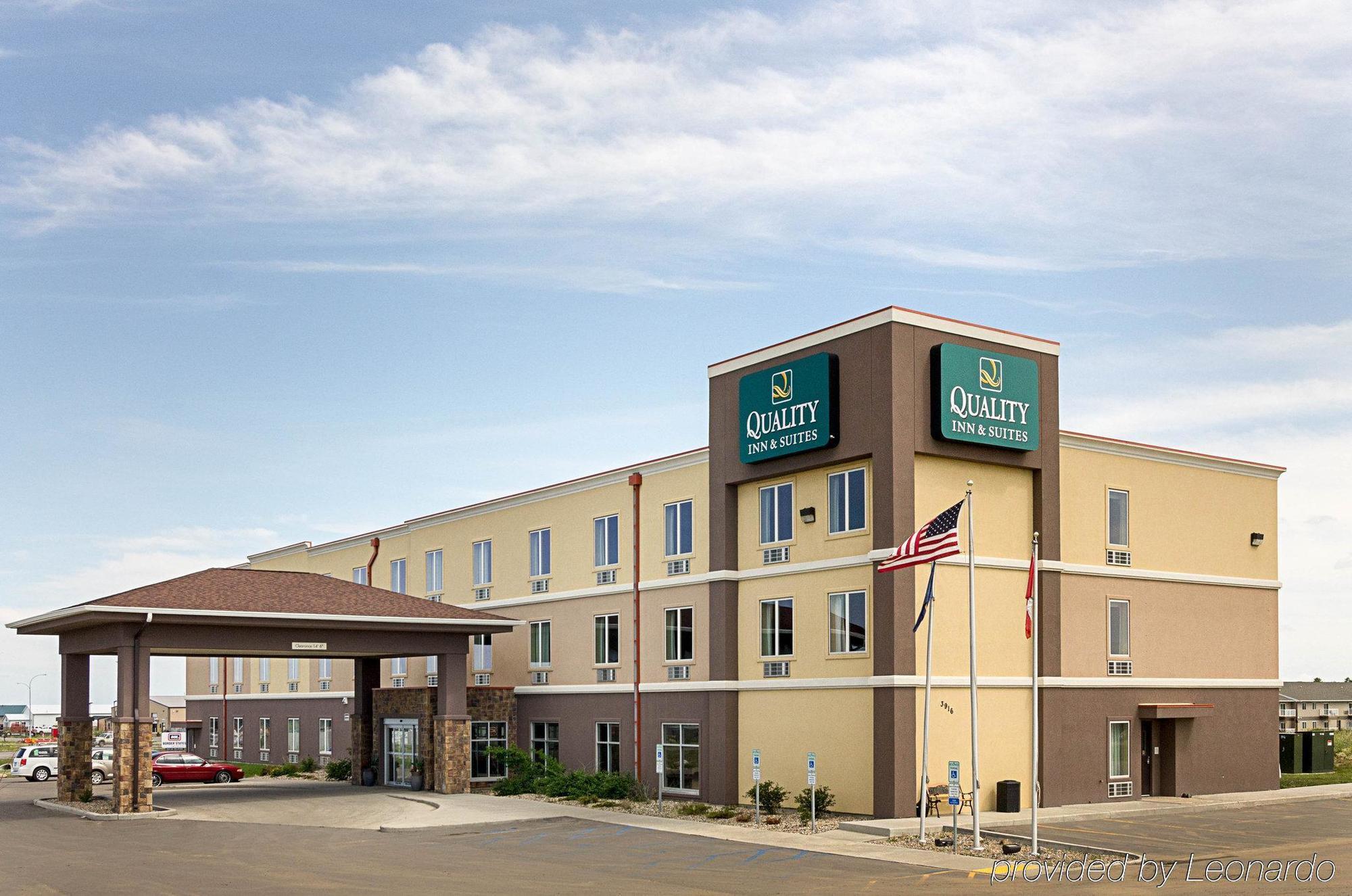 Quality Inn & Suites Minot Bagian luar foto