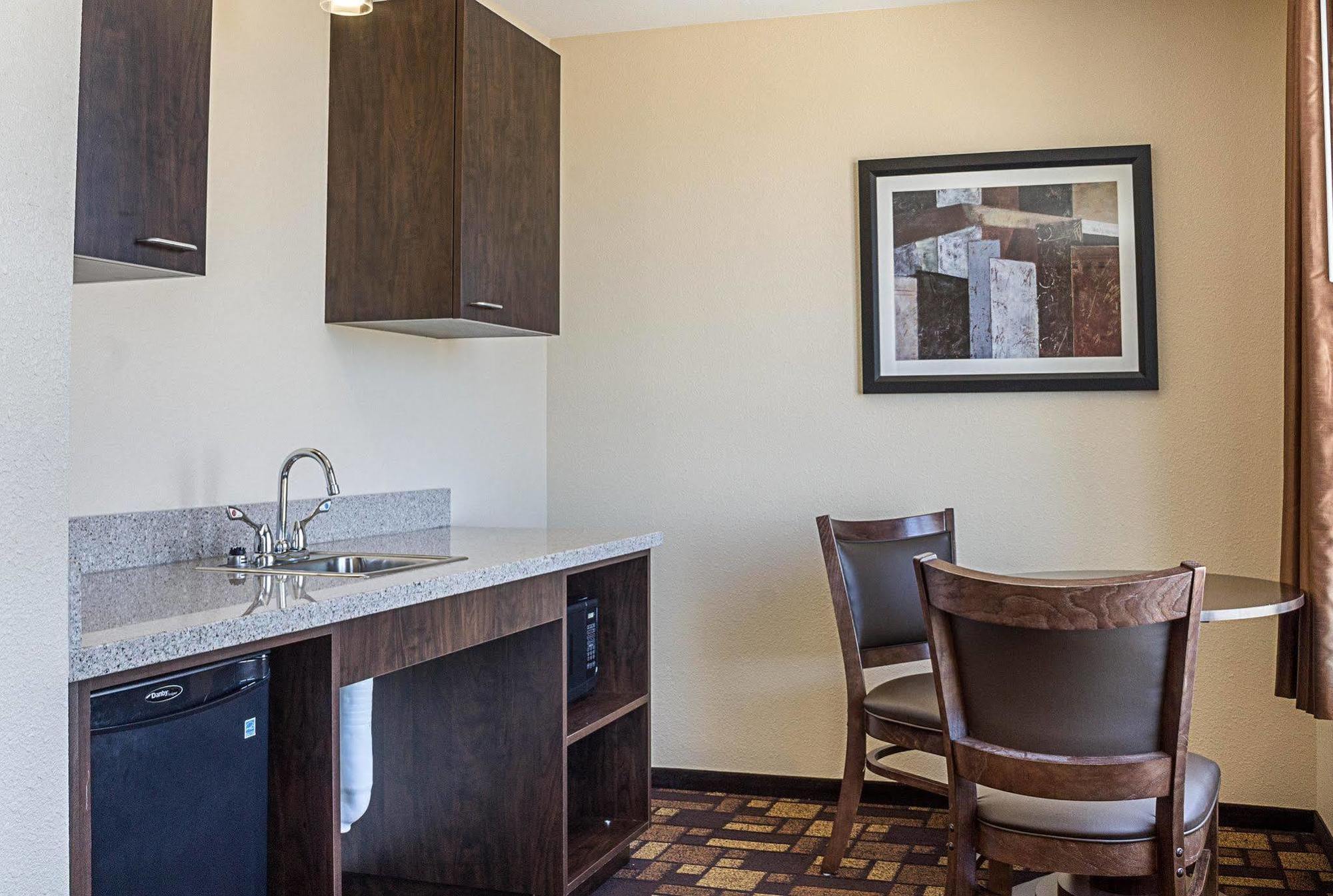 Quality Inn & Suites Minot Bagian luar foto