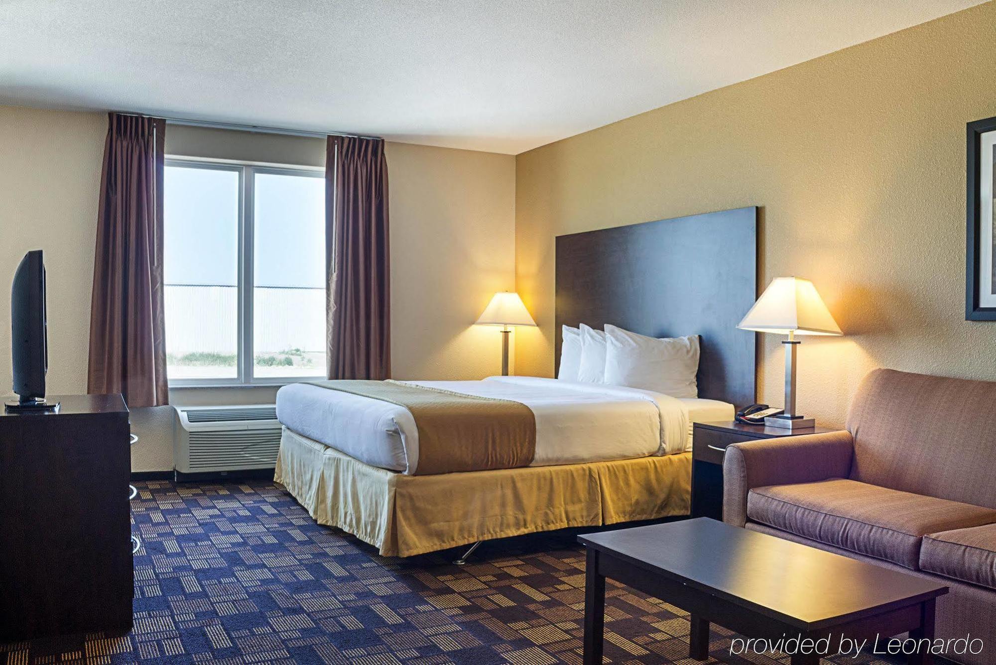 Quality Inn & Suites Minot Bagian luar foto