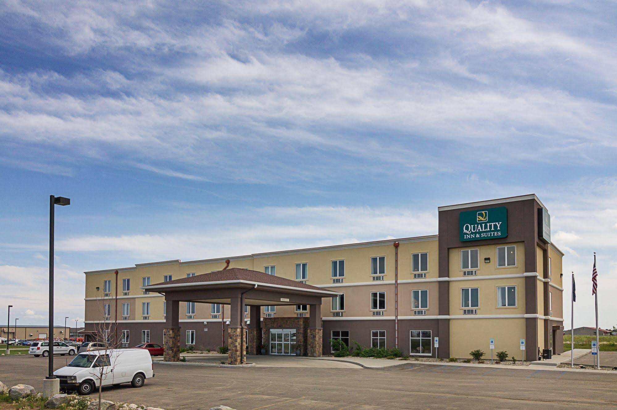 Quality Inn & Suites Minot Bagian luar foto