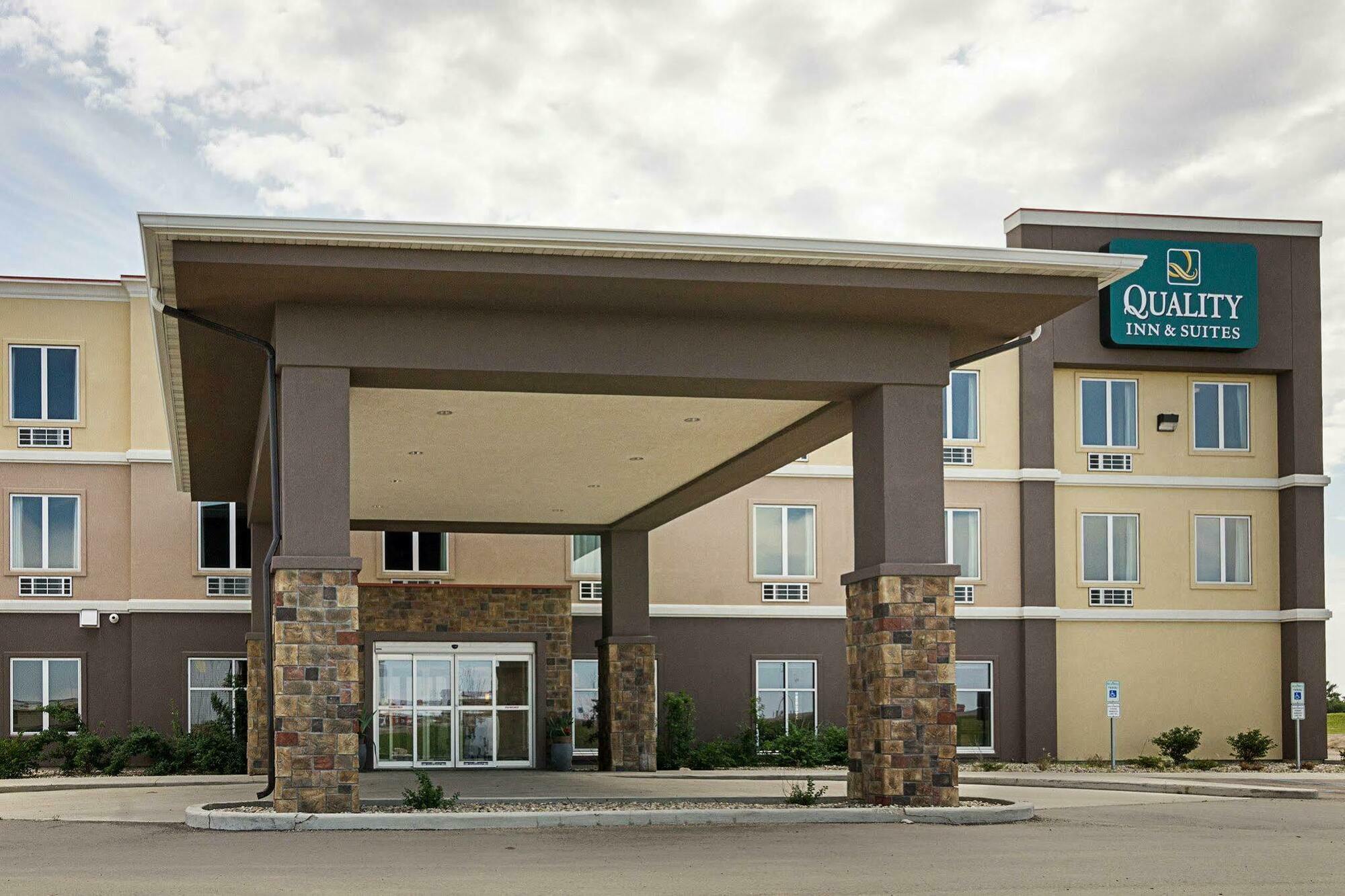 Quality Inn & Suites Minot Bagian luar foto