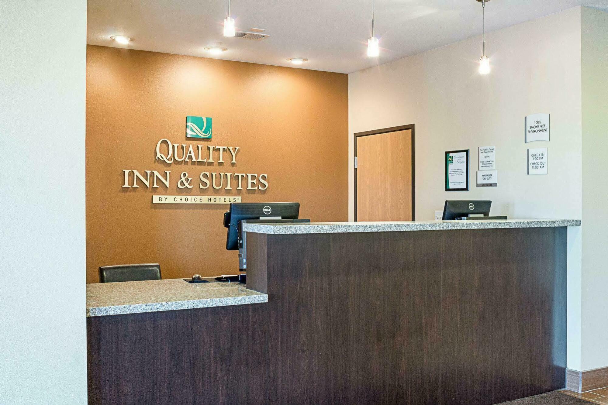 Quality Inn & Suites Minot Bagian luar foto