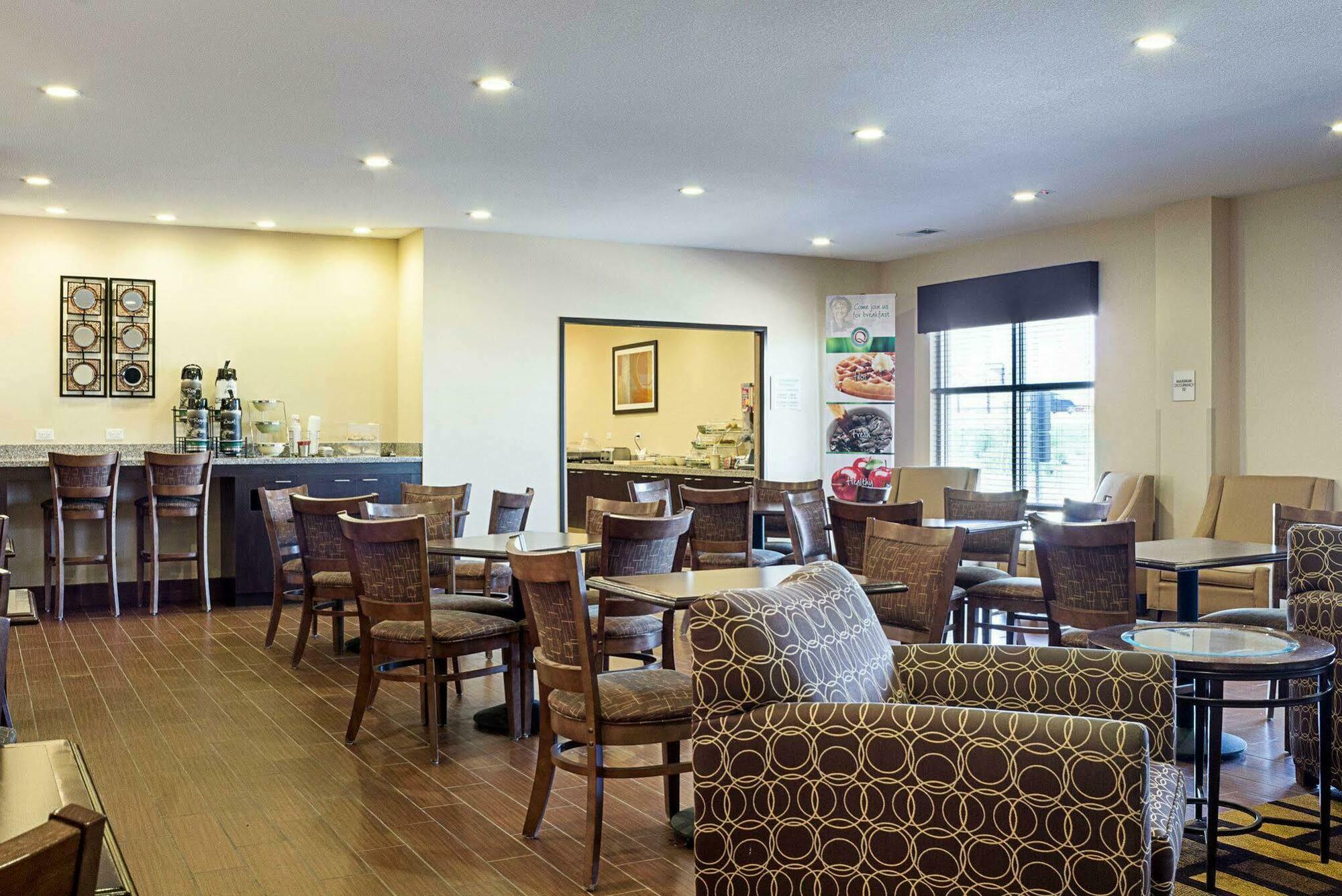 Quality Inn & Suites Minot Bagian luar foto