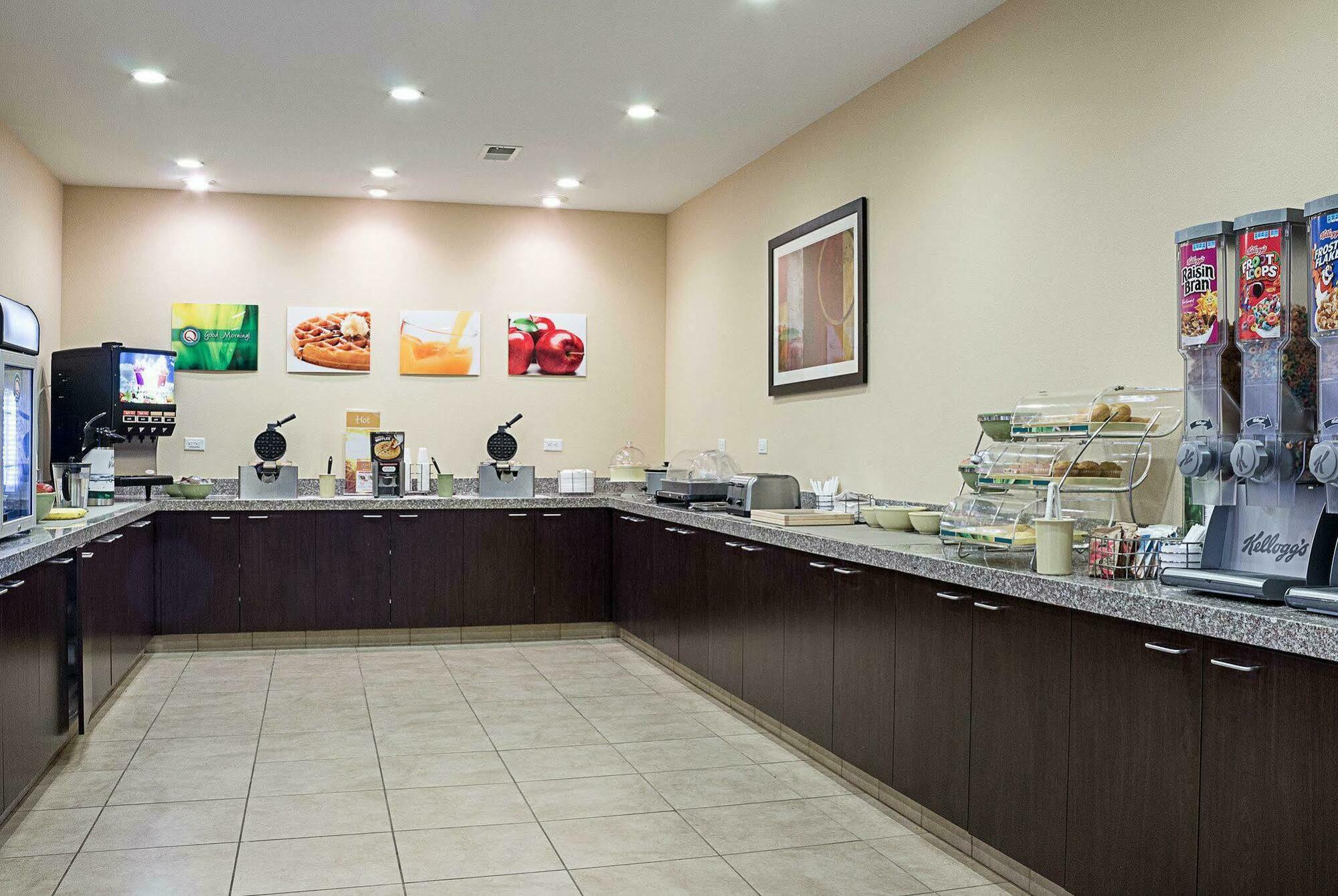 Quality Inn & Suites Minot Bagian luar foto