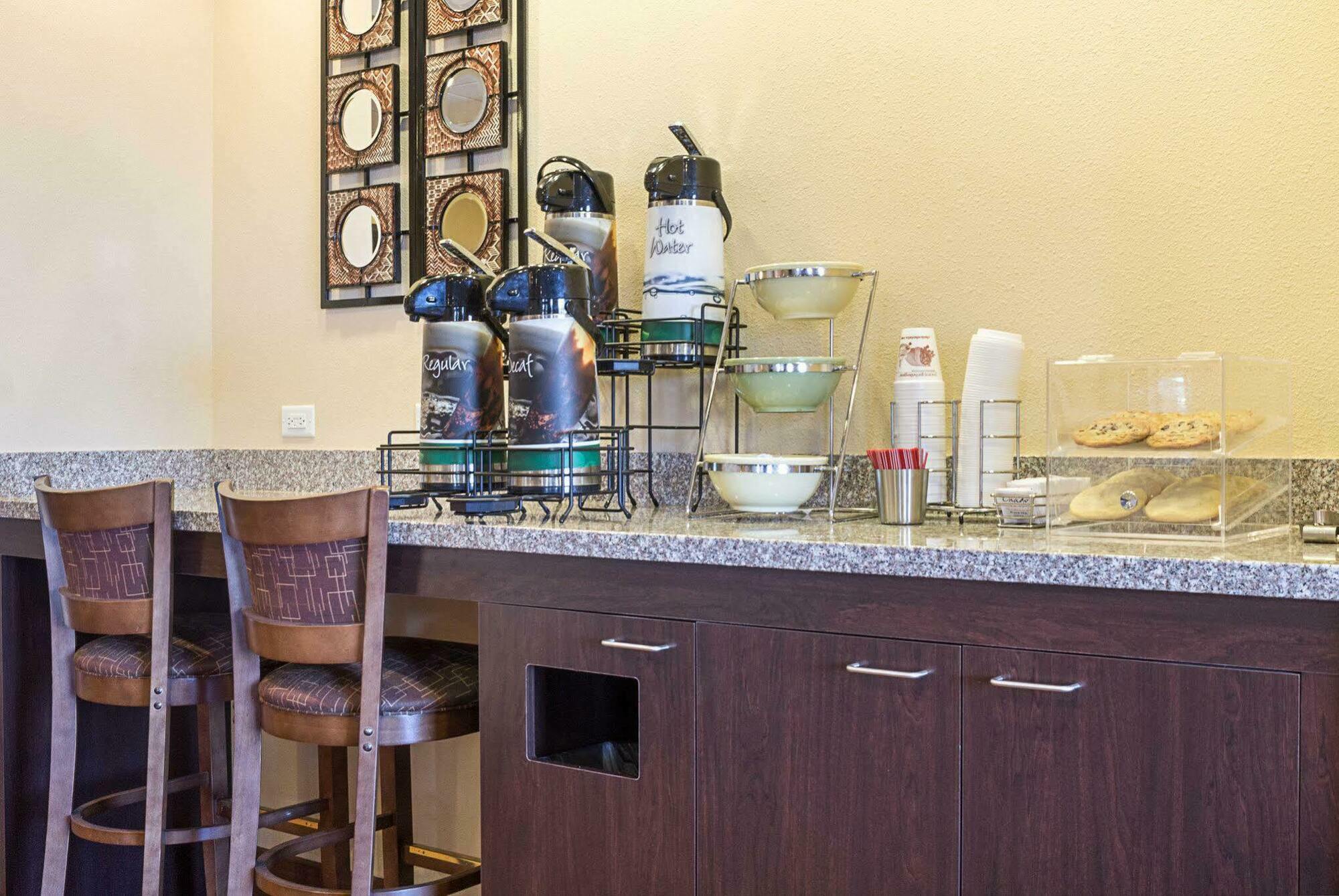 Quality Inn & Suites Minot Bagian luar foto